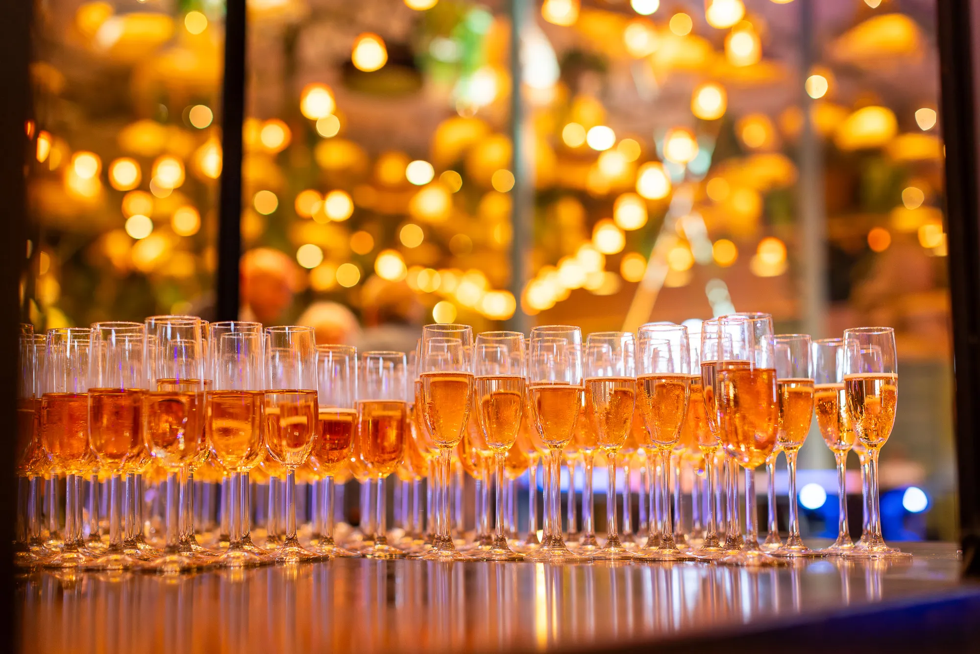 Champagneglazen met lichtjes op de achtergrond